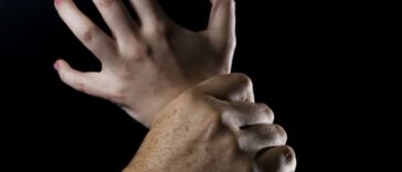 Ανέκδοτο: Πεθαίνει ένας σeξ#μανής ΠΑΕΙ στον Άγιο Πέτρο και του λέει…. ! Τρελό γέλιο