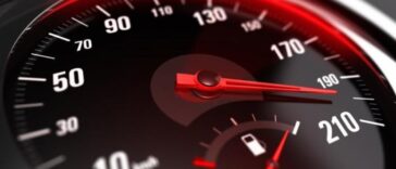 Ανεκδοτάρα: Η τροχαία καταδιώκει έναν οδηγό που τρέχει με υπερβολική ταχύτητα…