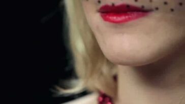 Ανέκδοτο: Ξανθιά χήρα με τσίτα κολλητό φόρεμα και γόβες πάει στο νεκροταφείο. Τρελό γέλιο