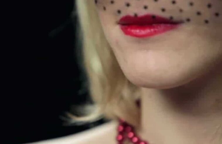 Ανέκδοτο: Ξανθιά χήρα με τσίτα κολλητό φόρεμα και γόβες πάει στο νεκροταφείο. Τρελό γέλιο