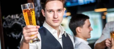 Ανέκδοτο: Ο Έλληνας, ο Ρώσος,ο Γερμανός πίνουν σε ένα μπαρ …! Τρελό γέλιο