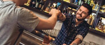 Ανέκδοτο: O barman, ο πελάτης και το ξύλο της ροζ αρκούδας…! Τρελό γέλιο