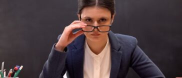 Ανεκδοτάρα με γεροντοκόρη δασκάλα: Πρώτη μέρα στο σχολείο