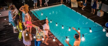 Ανέκδοτο με πλούσιο: Το πάρτι στην πισίνα