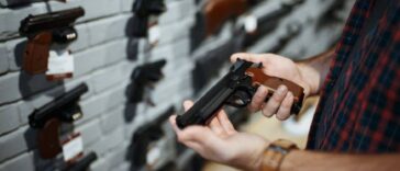 Ανέκδοτο με τον Σάκη: Ο οπλοπώλης Τάκης και τα όπλα